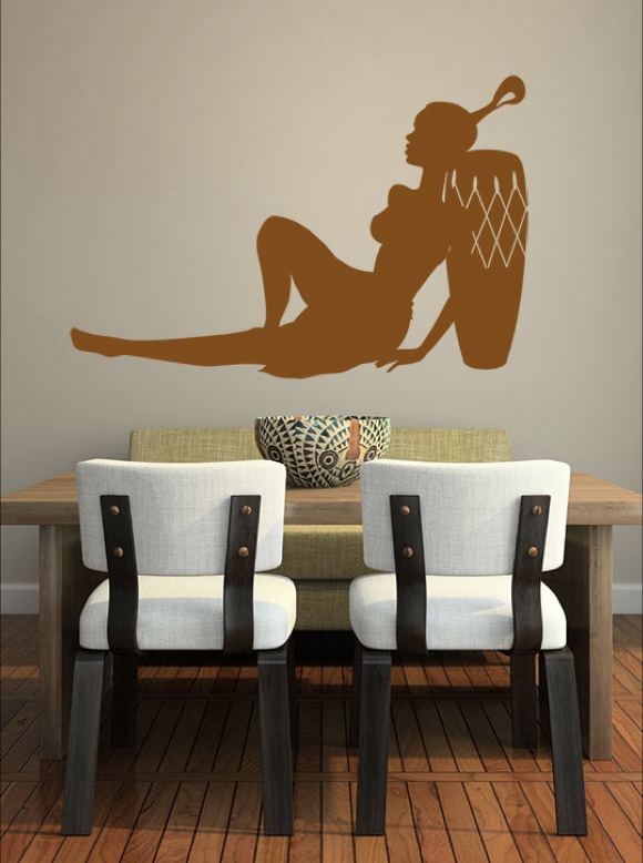 Afrikanische Frau sitzend mit Trommel